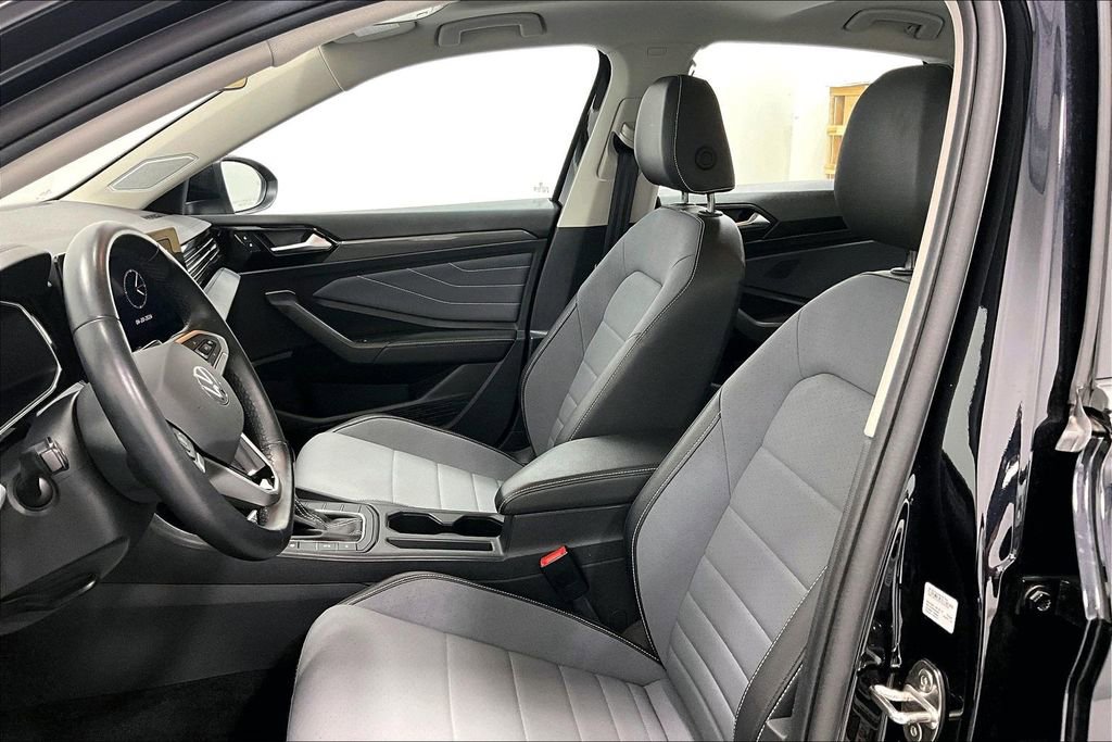 Used 2025 Volkswagen Jetta SE image 33