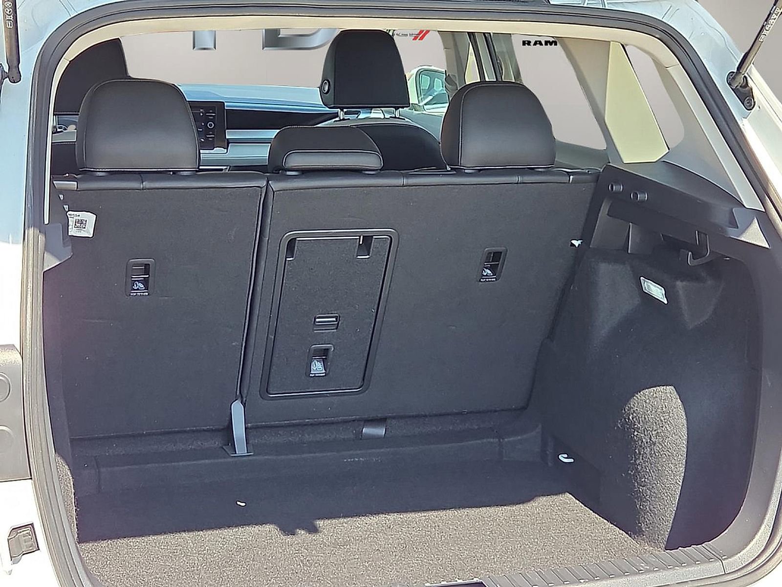 Used 2025 Volkswagen Taos SE image 8