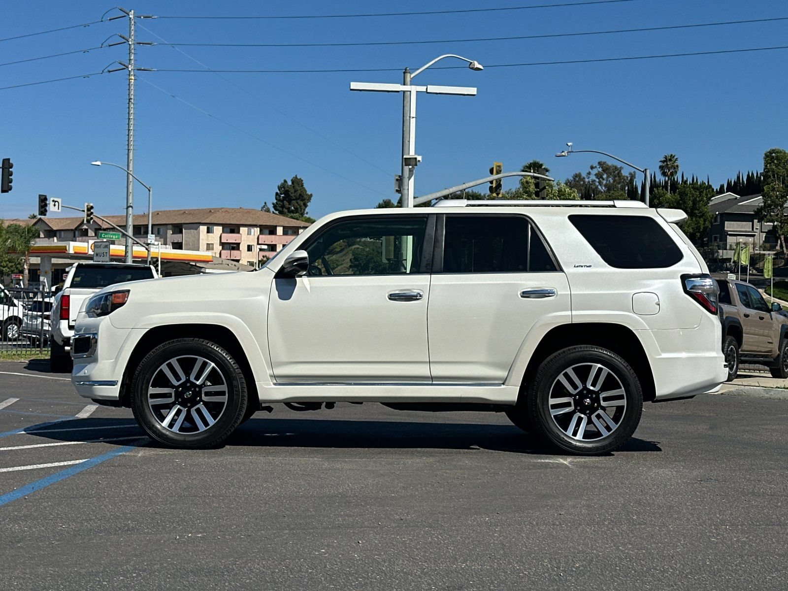 Used 2022 Toyota 4Runner Limited AWD/4WD image 2
