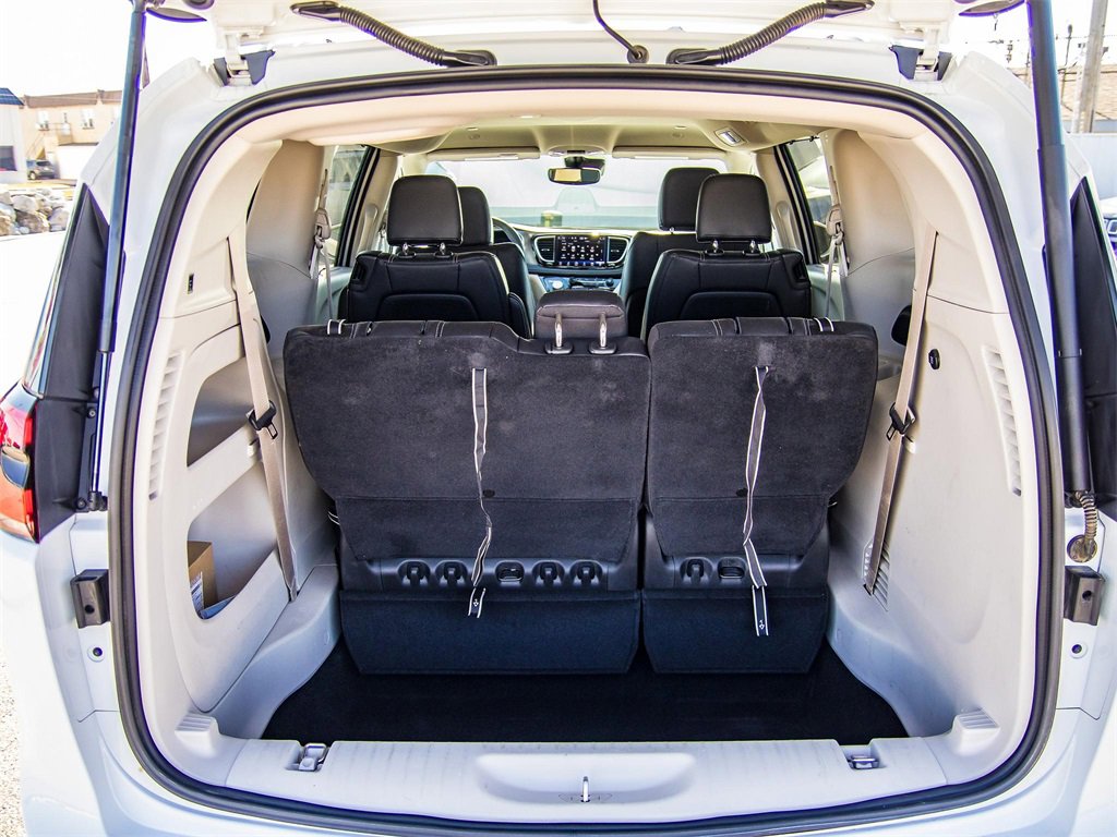 Used 2022 Chrysler Pacifica Touring-L image 11