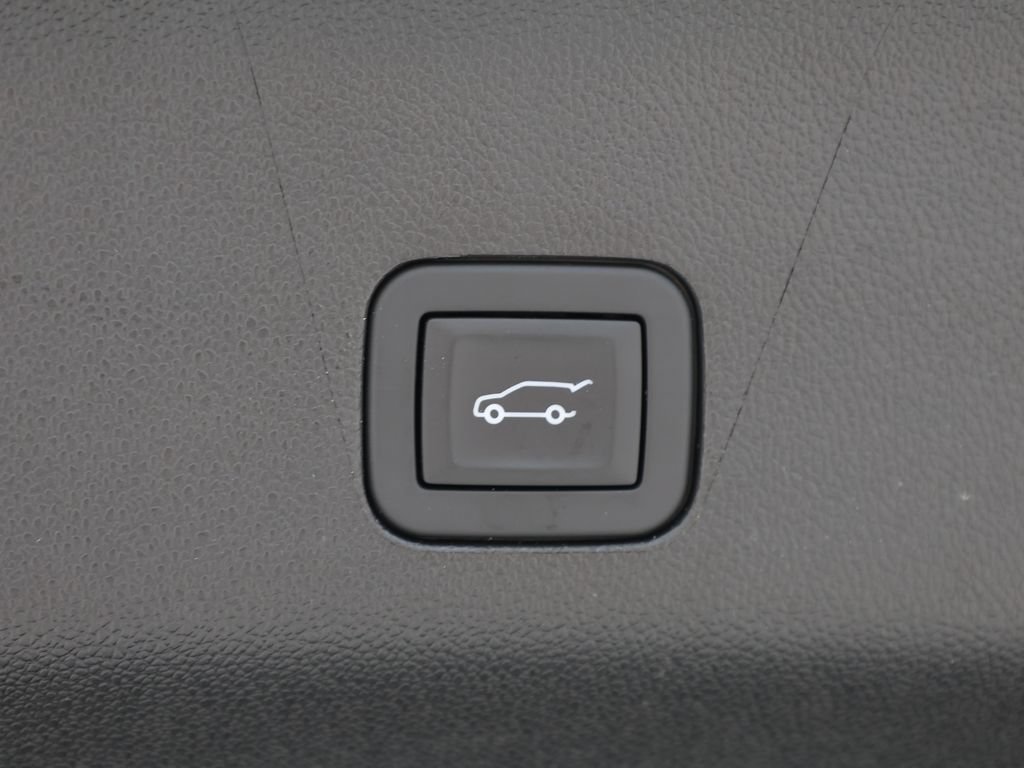 Used 2025 Cadillac Escalade ESV Premium Luxury w/ LPO, Floor Liner Package AWD/4WD image 12