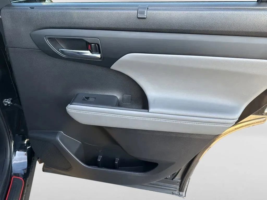 Used 2022 Toyota Highlander XLE FWD image 30