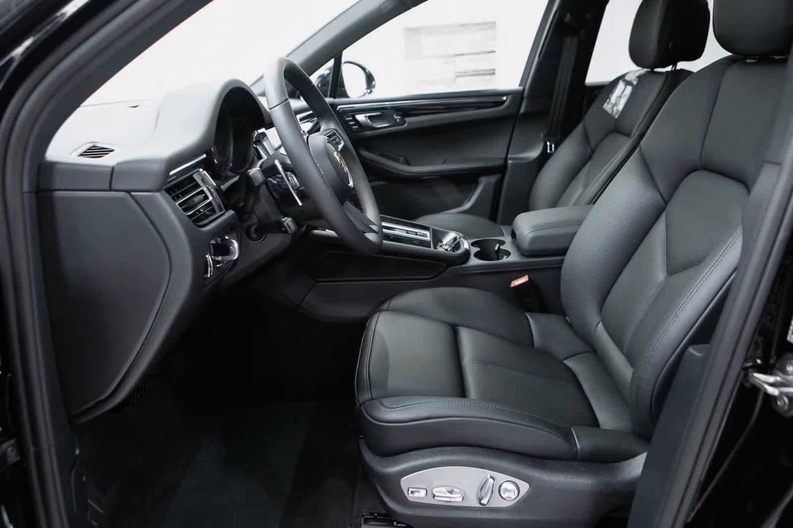 Certified 2026 Porsche Macan AWD/4WD image 24