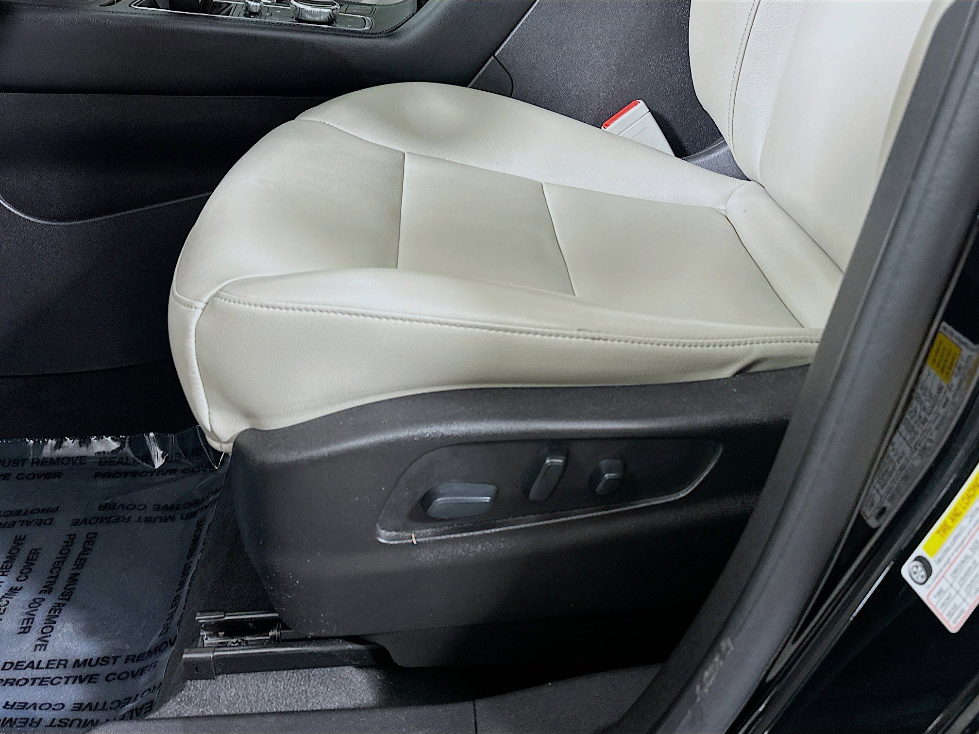 Used 2019 Cadillac XT4 Luxury w/ Cold Weather Package AWD/4WD image 19