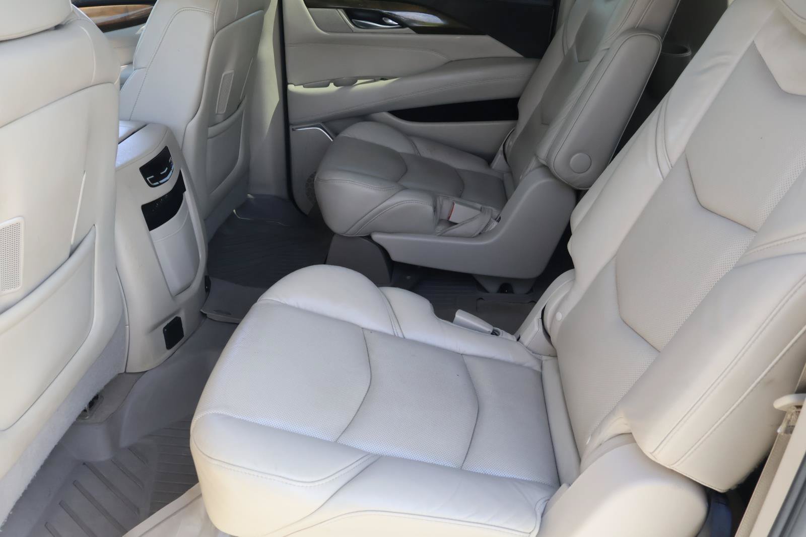 Used 2020 Cadillac Escalade ESV Premium Luxury RWD image 27