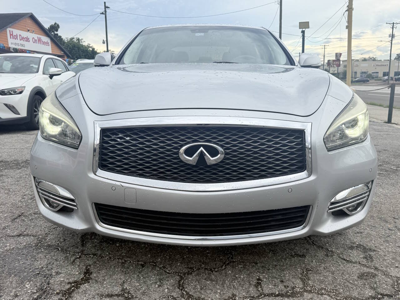 Used 2018 INFINITI Q70 Luxe AWD/4WD image 5