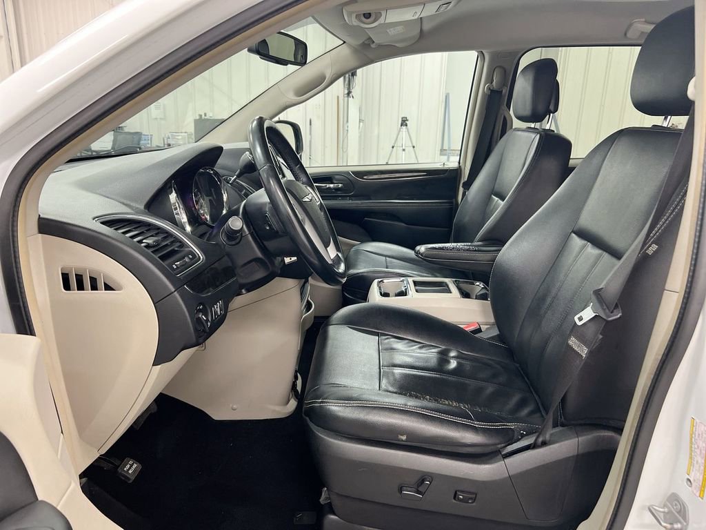 Used 2016 Chrysler Town & Country Touring FWD image 19