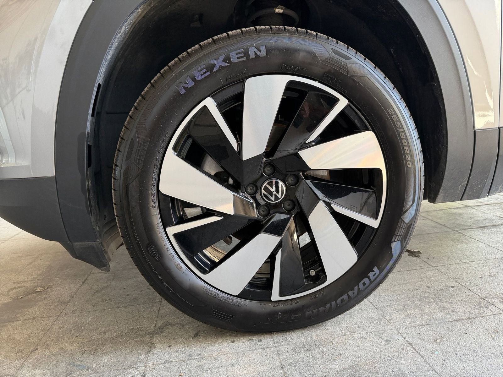 Used 2025 Volkswagen Atlas Cross Sport SE image 30