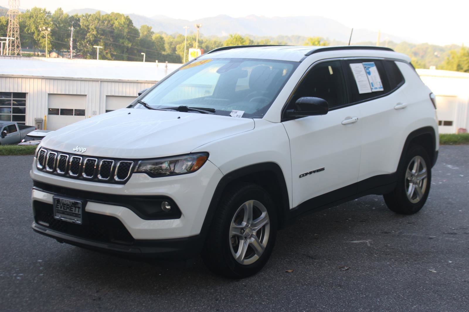 Used 2024 Jeep Compass Latitude AWD/4WD image 3