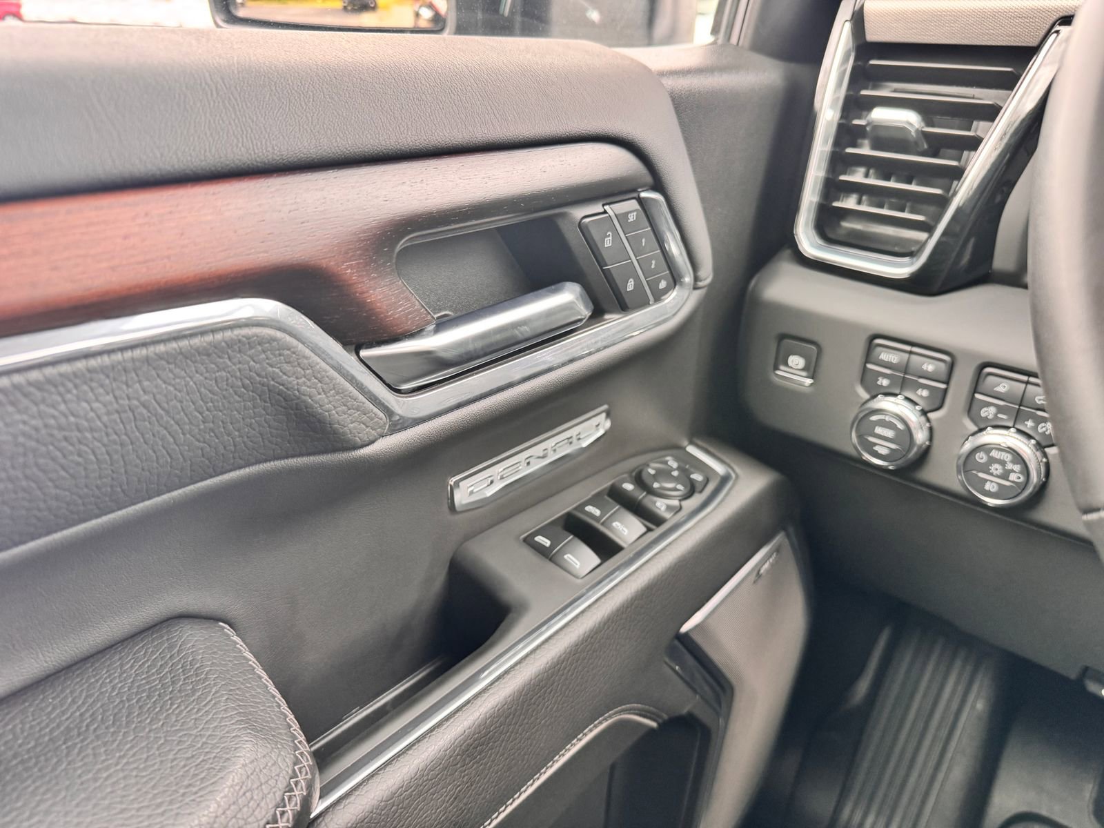 Used 2024 GMC Sierra 1500 Denali w/ Denali Reserve Package AWD/4WD image 14