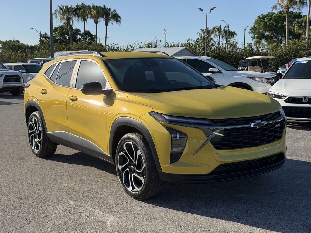 Used 2024 Chevrolet Trax RS FWD image 2