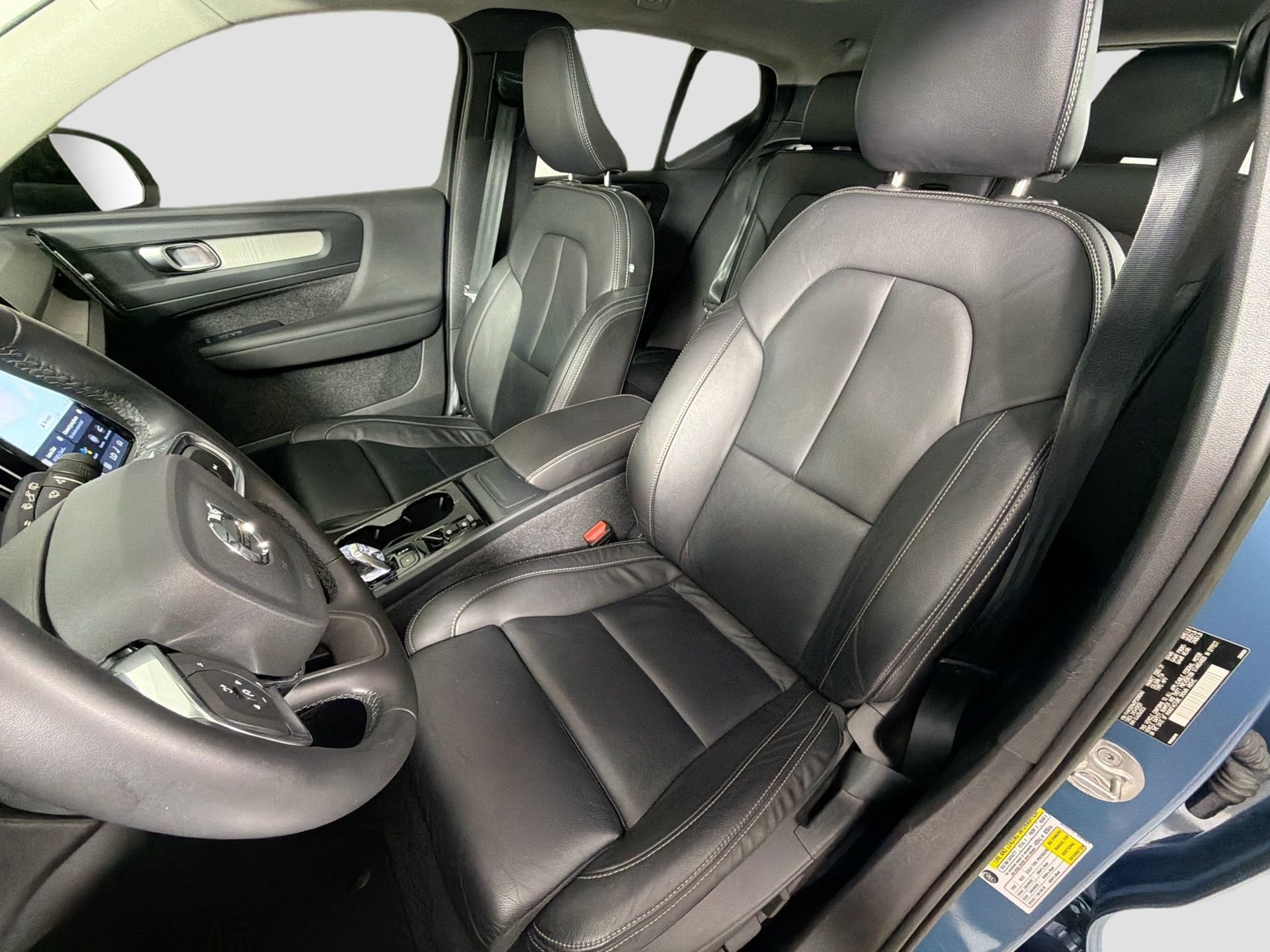 Certified 2023 Volvo XC40 B4 Plus w/ Protection Package Premier image 21