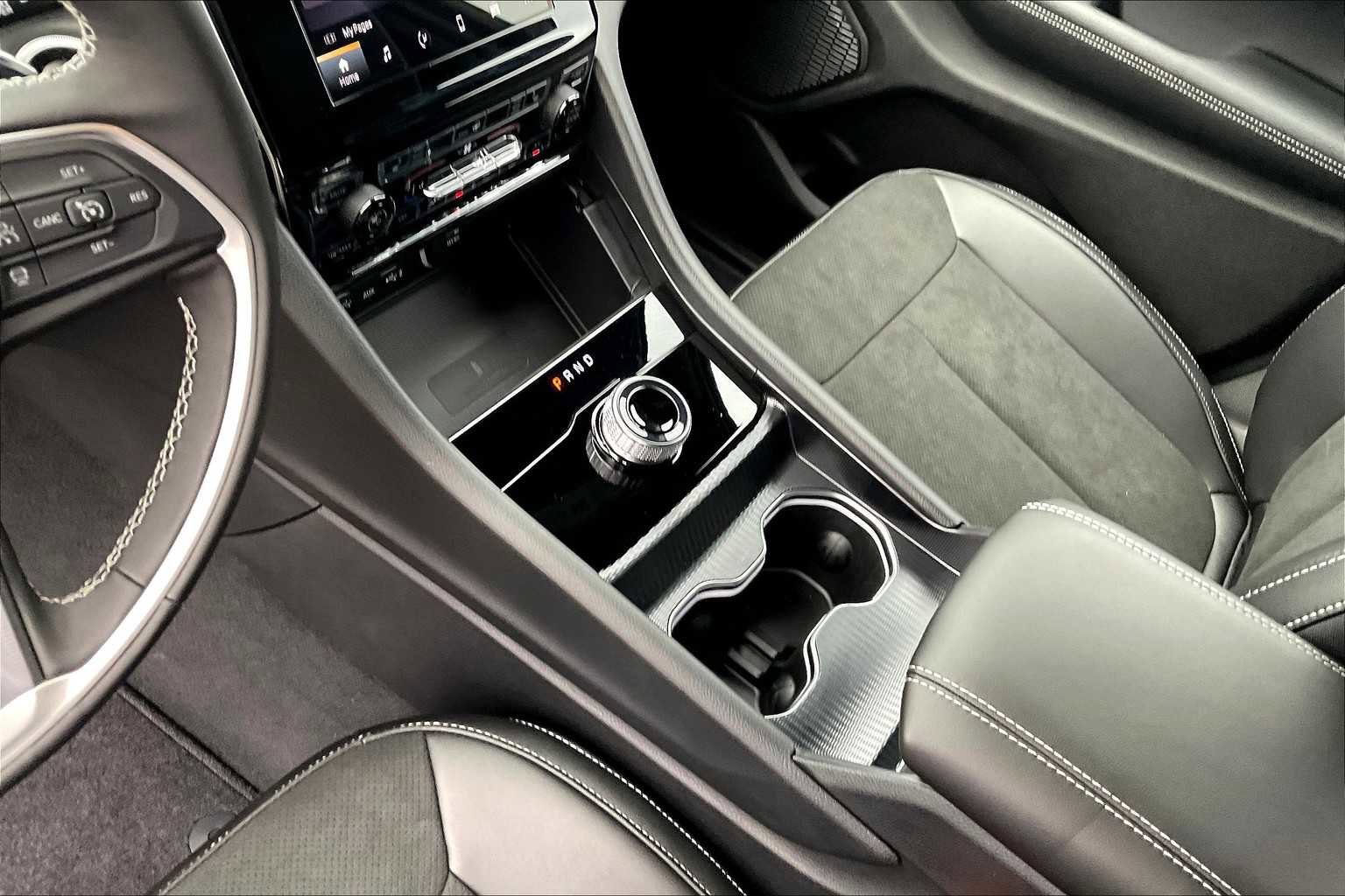 New 2025 Jeep Grand Cherokee Altitude image 7