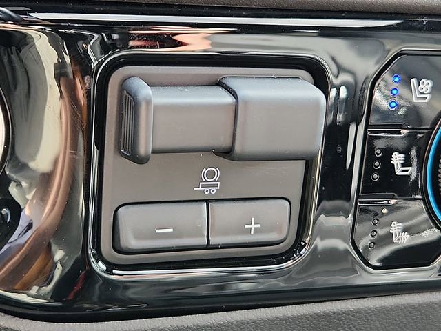 Used 2024 Chevrolet Silverado 2500 ZR2 w/ Technology Package image 27