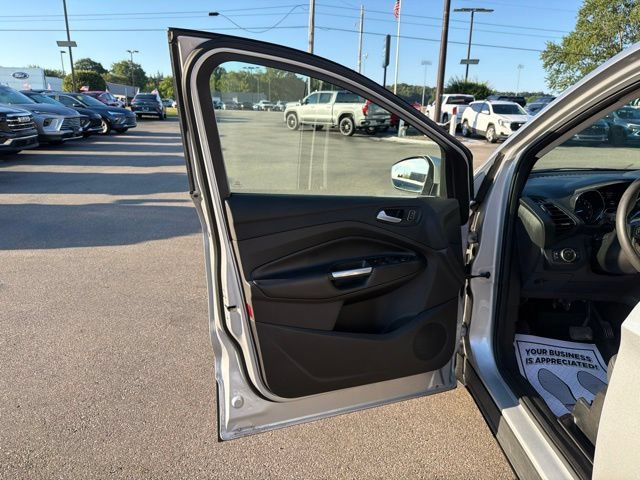 Used 2018 Ford Escape SE w/ Ford Safe & Smart Package FWD image 12