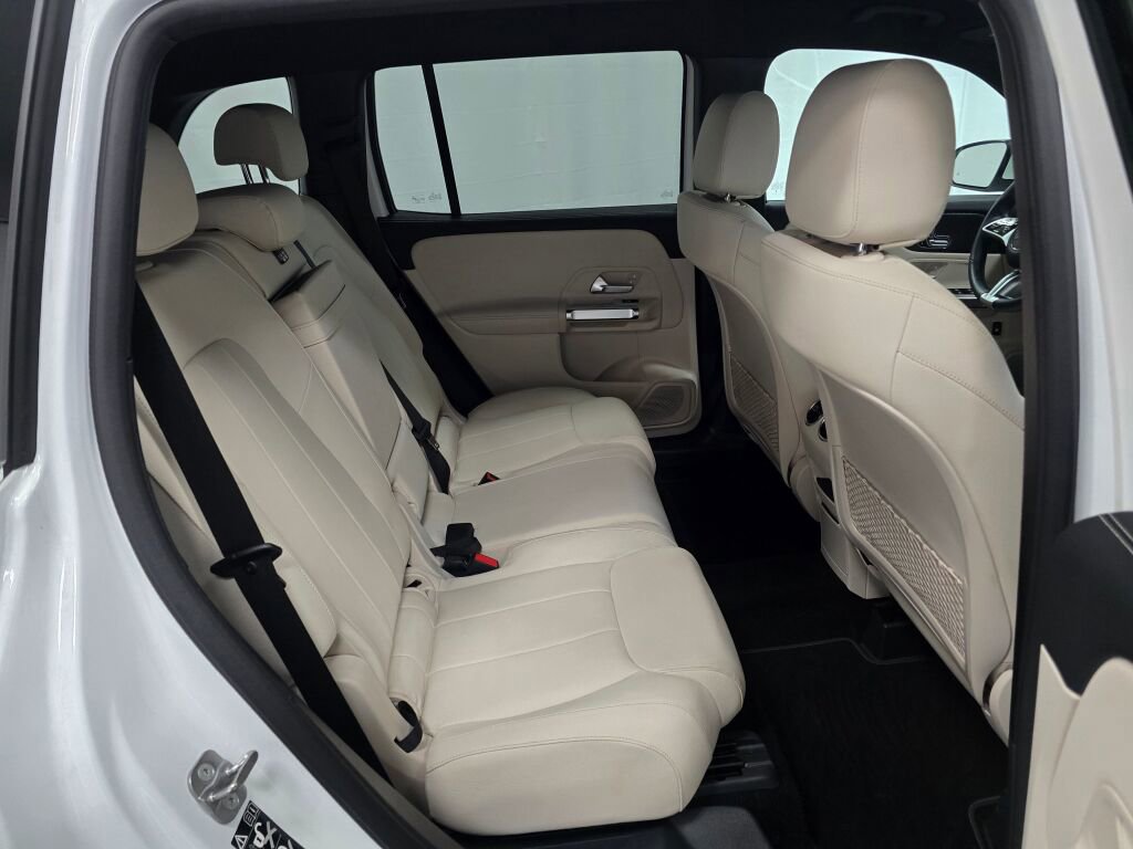 Used 2025 Mercedes-Benz GLB 250 4MATIC image 23