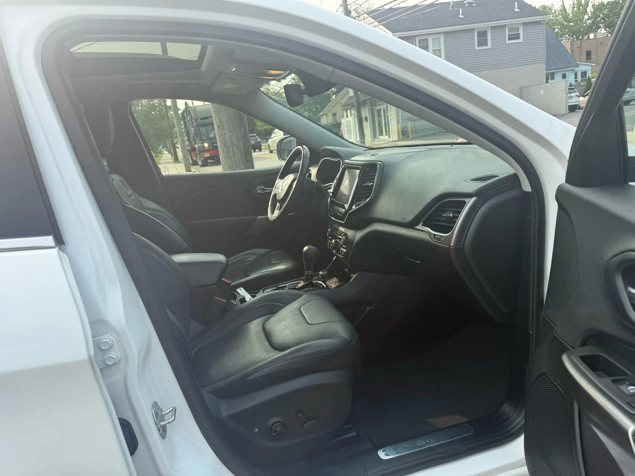 Used 2019 Jeep Cherokee Overland w/ Technology Group image 28