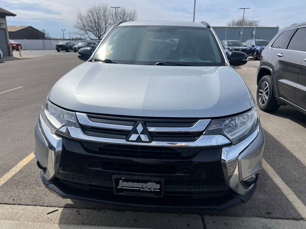 Used 2018 Mitsubishi Outlander LE image 2