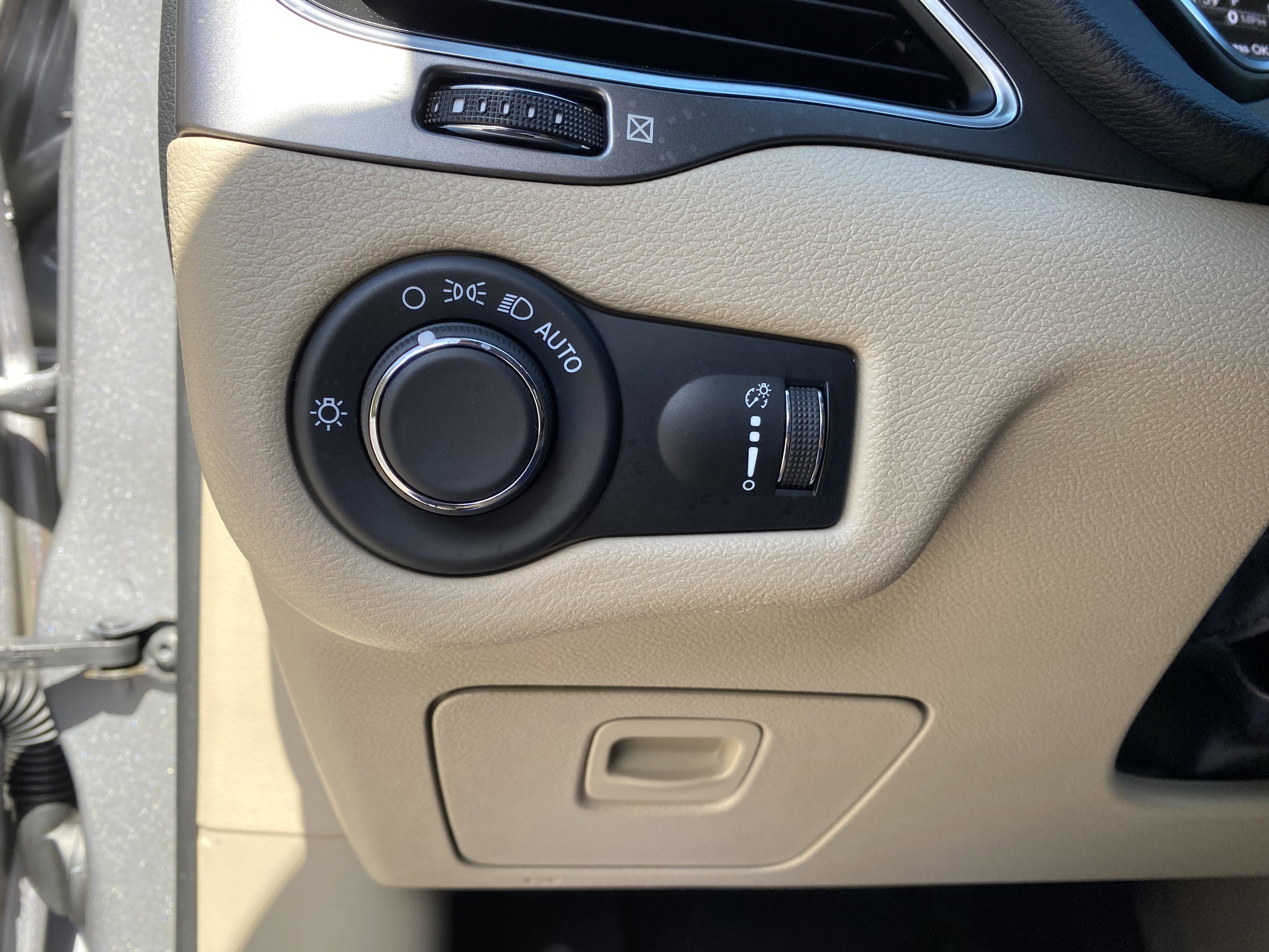 Used 2020 Jeep Cherokee Latitude w/ Cold Weather Group image 18