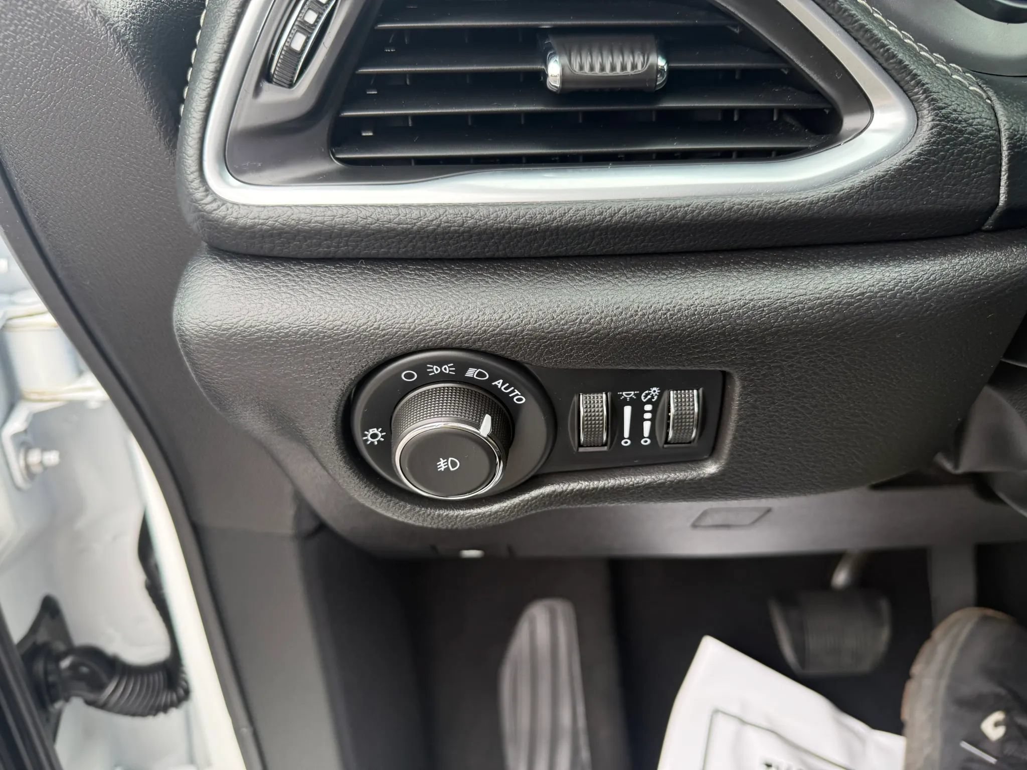 Used 2025 Chrysler Pacifica Limited FWD image 14