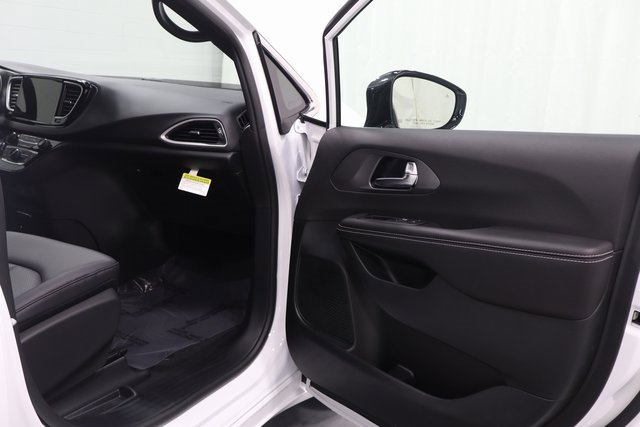 New 2026 Chrysler Voyager LX image 13