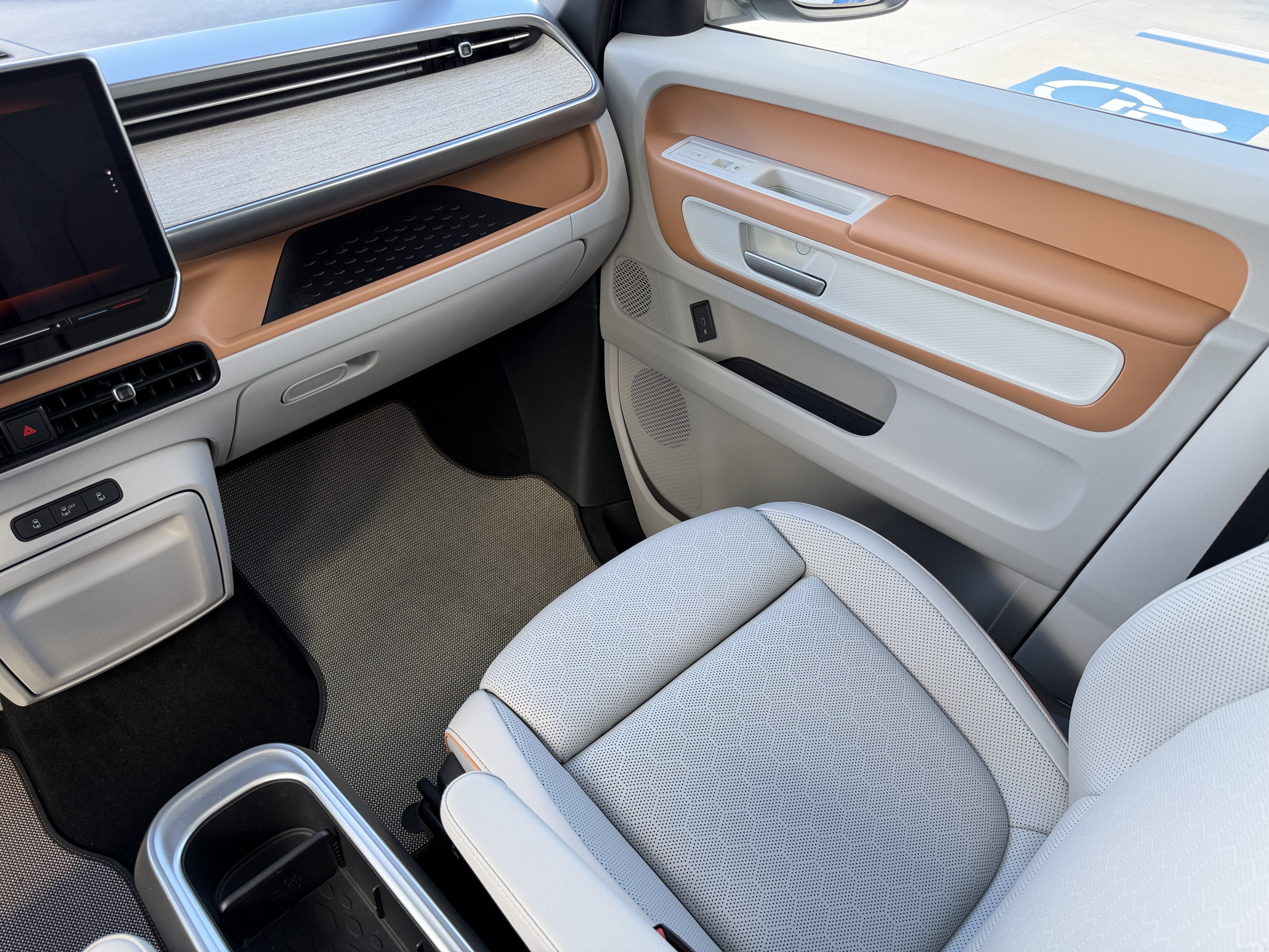 Used 2025 Volkswagen ID. Buzz 1st Edition RWD image 17
