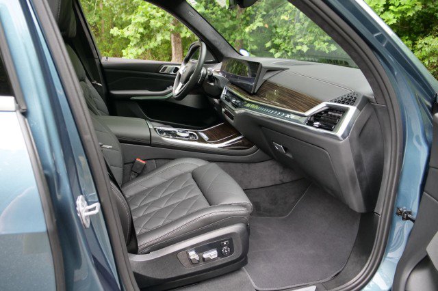 Used 2024 BMW X7 xDrive40i w/ Premium Package image 54