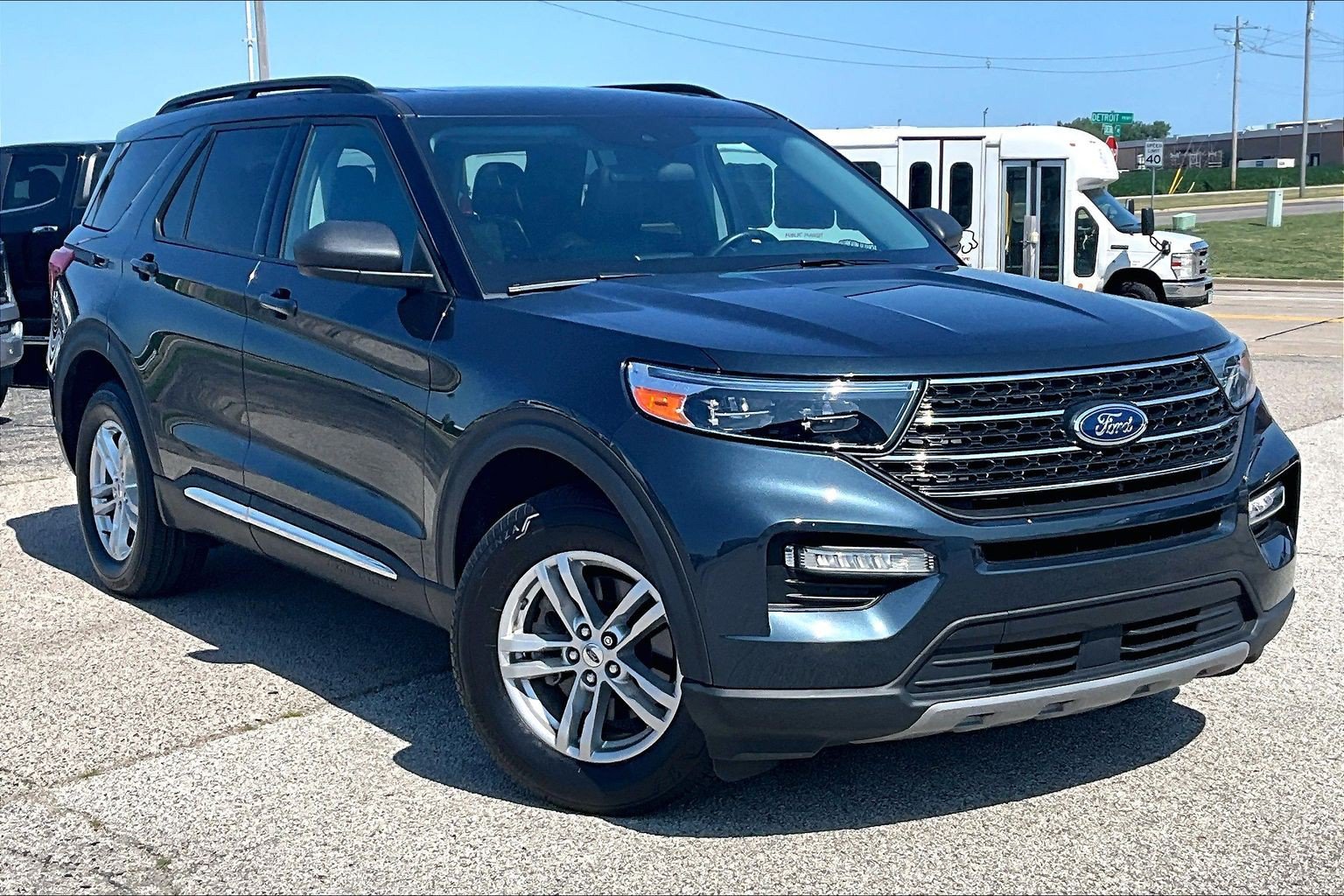 Used 2023 Ford Explorer XLT w/ Equipment Group 202A AWD/4WD image 38