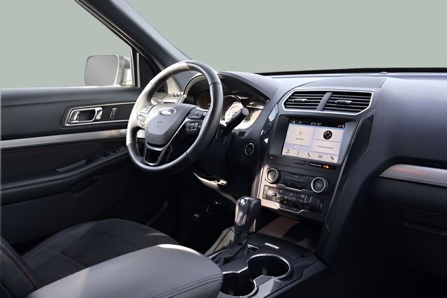 Used 2018 Ford Explorer XLT w/ Equipment Group 202A image 19