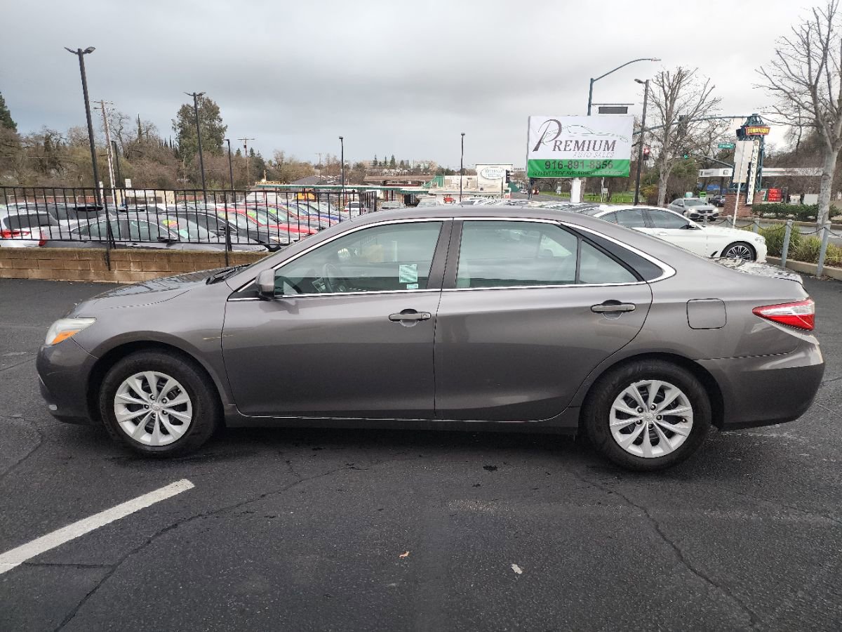 Used 2015 Toyota Camry LE image 2