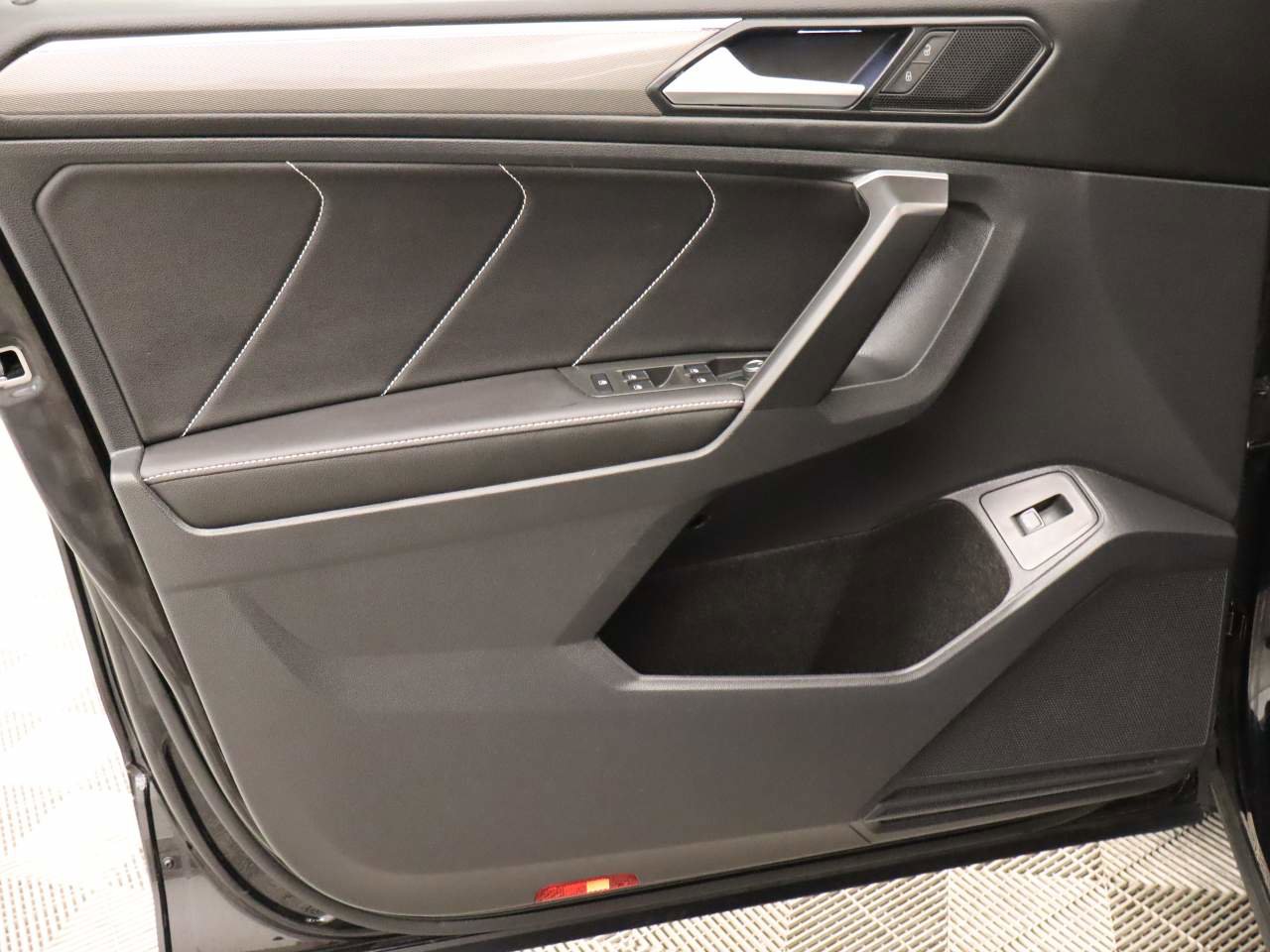 Certified 2024 Volkswagen Tiguan SE R-Line image 18