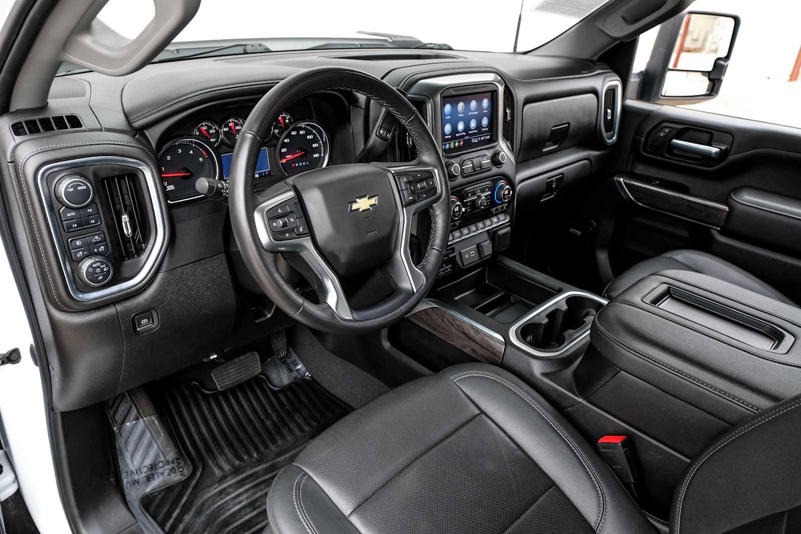 Used 2022 Chevrolet Silverado 3500 LTZ w/ LTZ Convenience Package AWD/4WD image 3