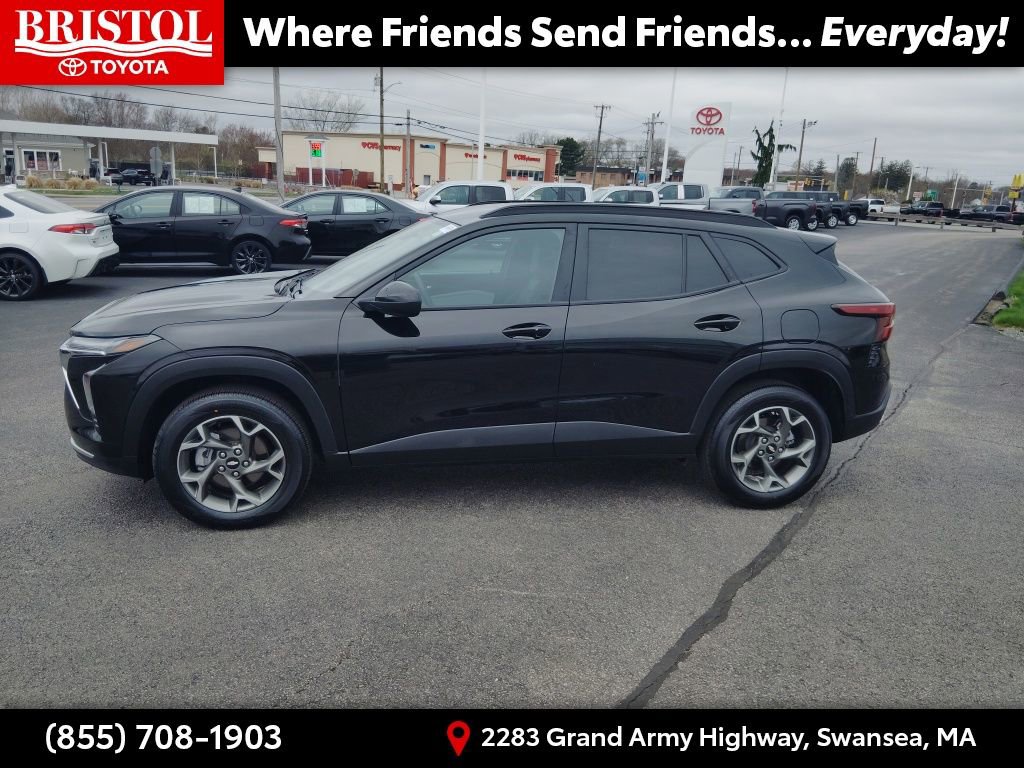 Used 2025 Chevrolet Trax LT w/ LT Convenience Package FWD image 4