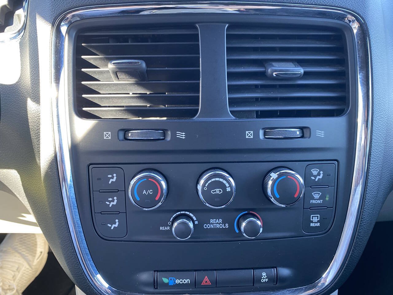 Used 2018 Dodge Grand Caravan SXT FWD image 37