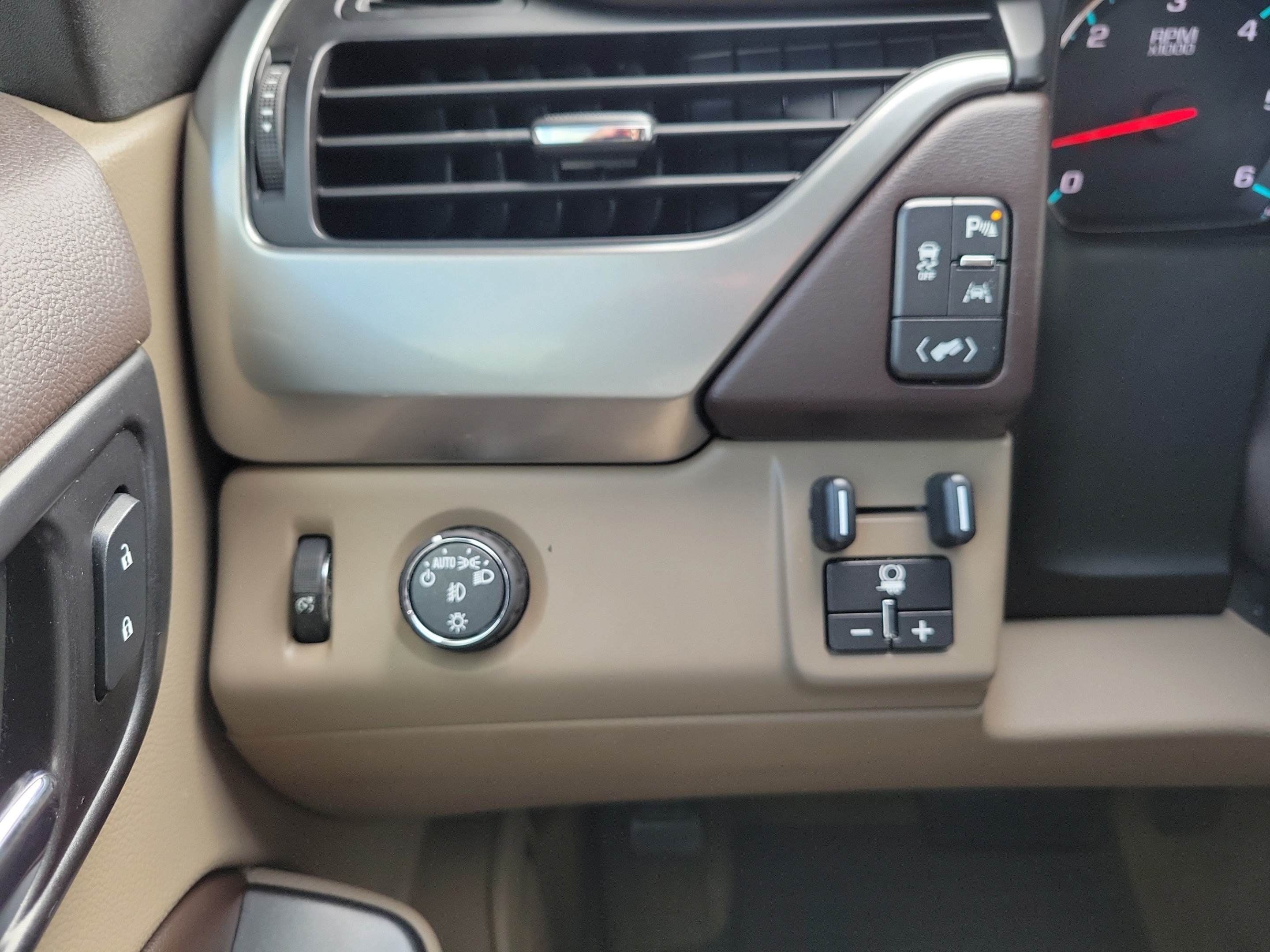 Used 2016 Chevrolet Suburban LTZ RWD image 30