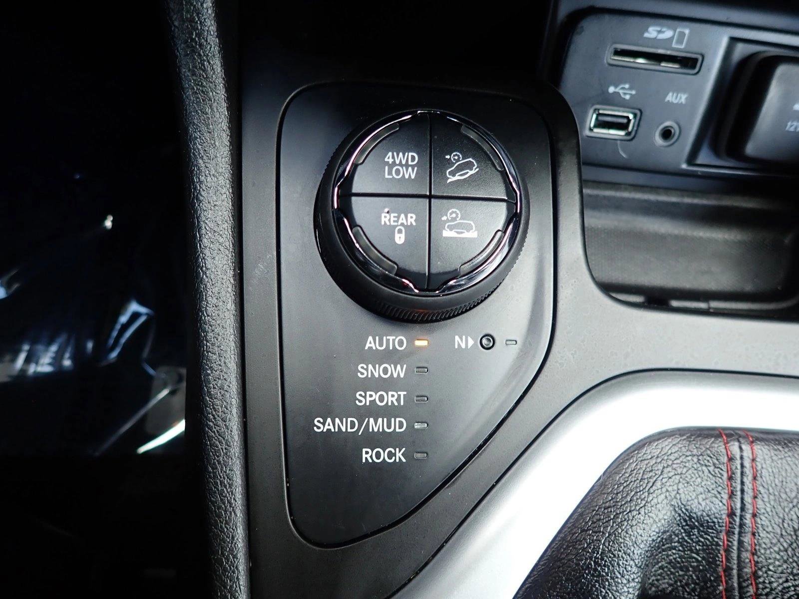 Used 2014 Jeep Cherokee Trailhawk w/ Technology Group AWD/4WD image 23