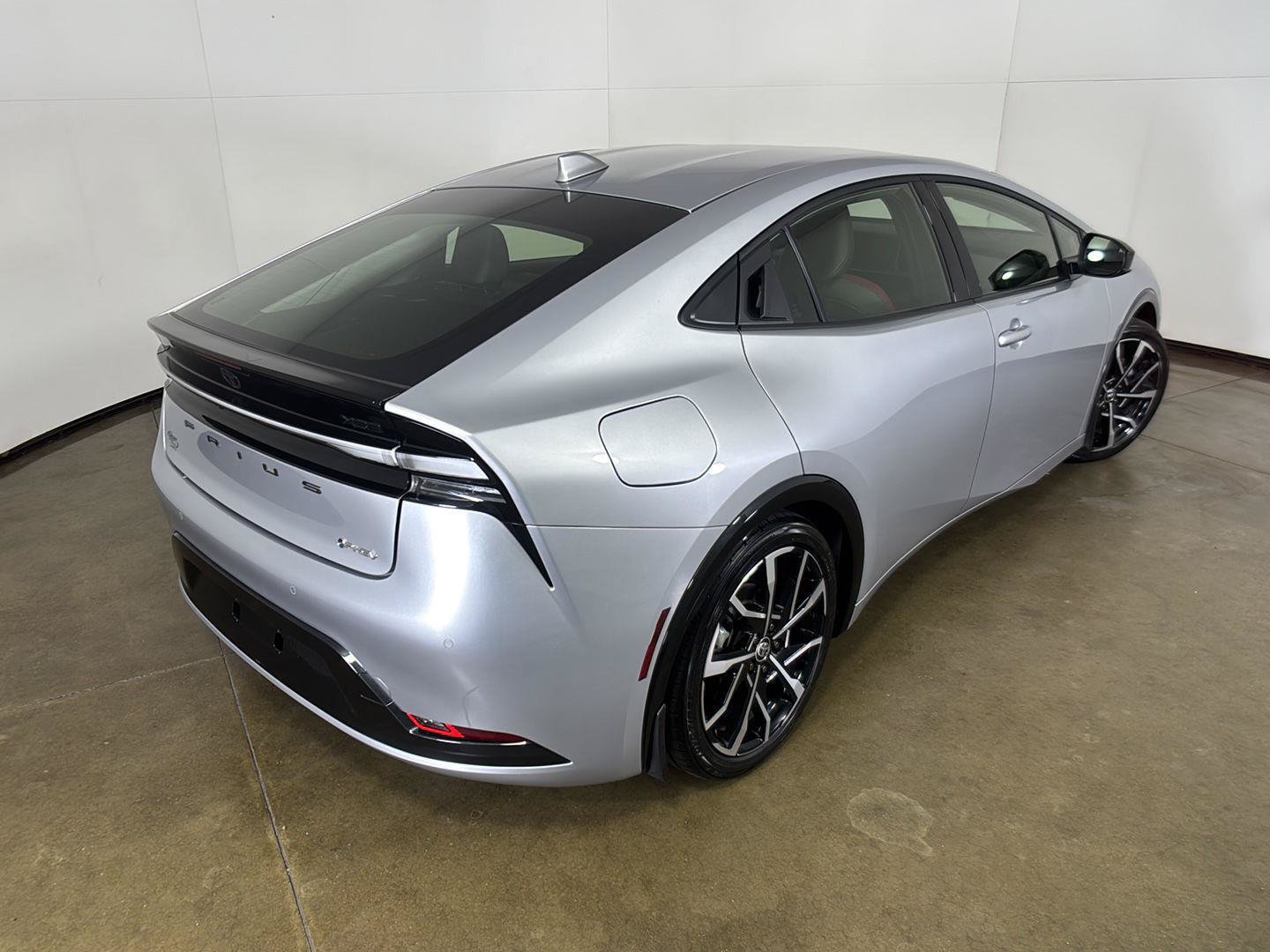 Used 2025 Toyota Prius Plug-In Hybrid FWD image 10