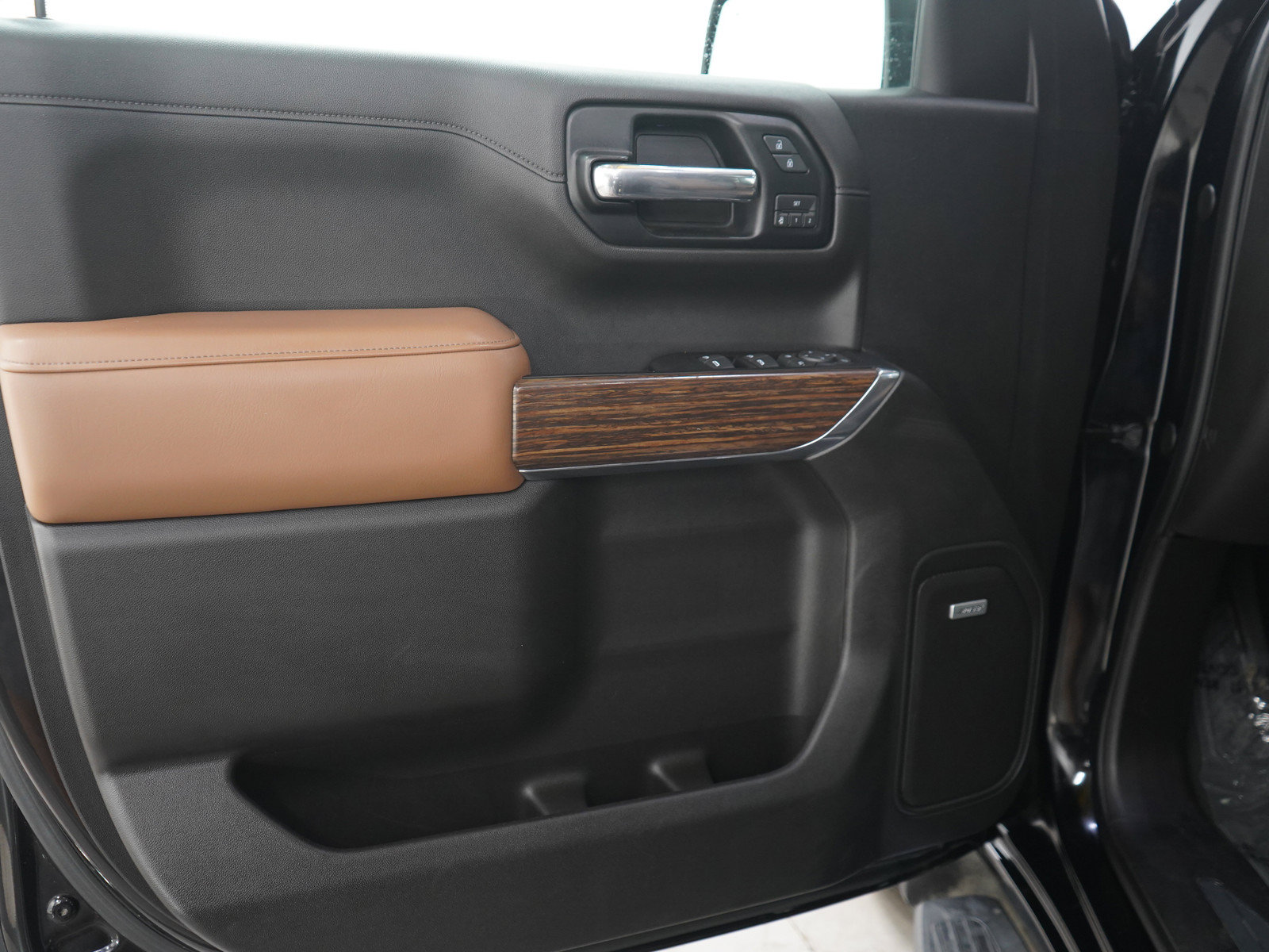 Used 2019 Chevrolet Silverado 1500 High Country w/ Technology Package AWD/4WD image 17