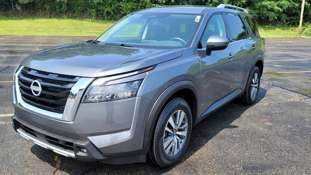 Used 2025 Nissan Pathfinder SL FWD image 3