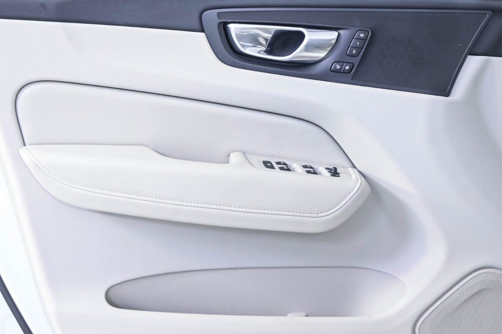 Certified 2022 Volvo XC60 B5 Momentum w/ Protection Package AWD/4WD image 6