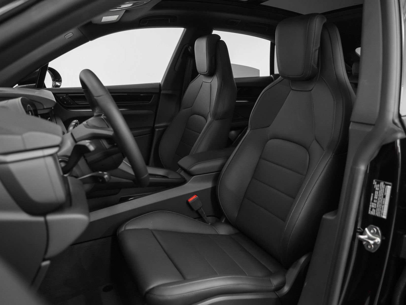 Certified 2025 Porsche Macan 4S Electric AWD/4WD image 39
