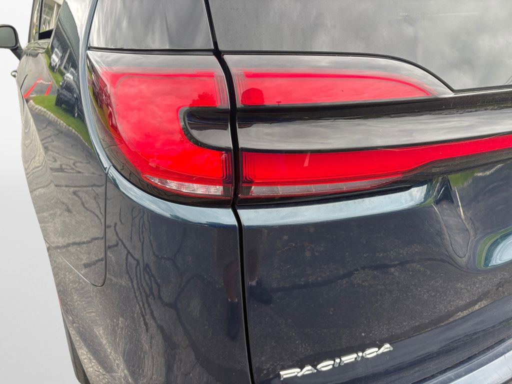 Certified 2023 Chrysler Pacifica Touring-L image 21
