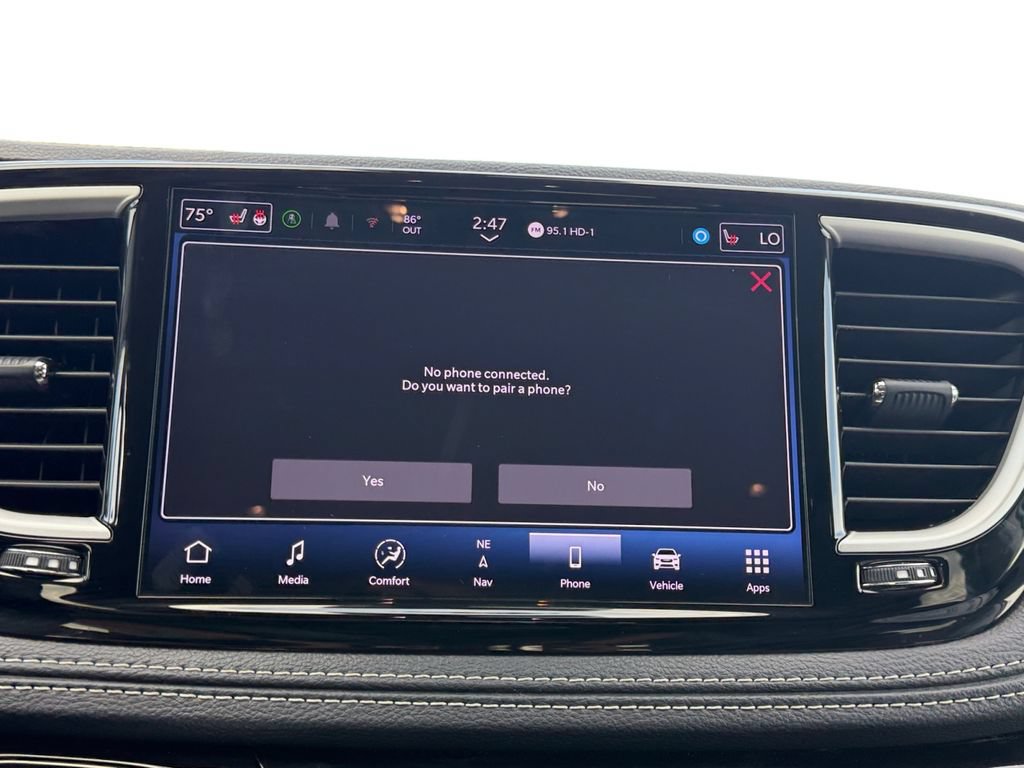 Used 2024 Chrysler Pacifica Limited FWD image 17