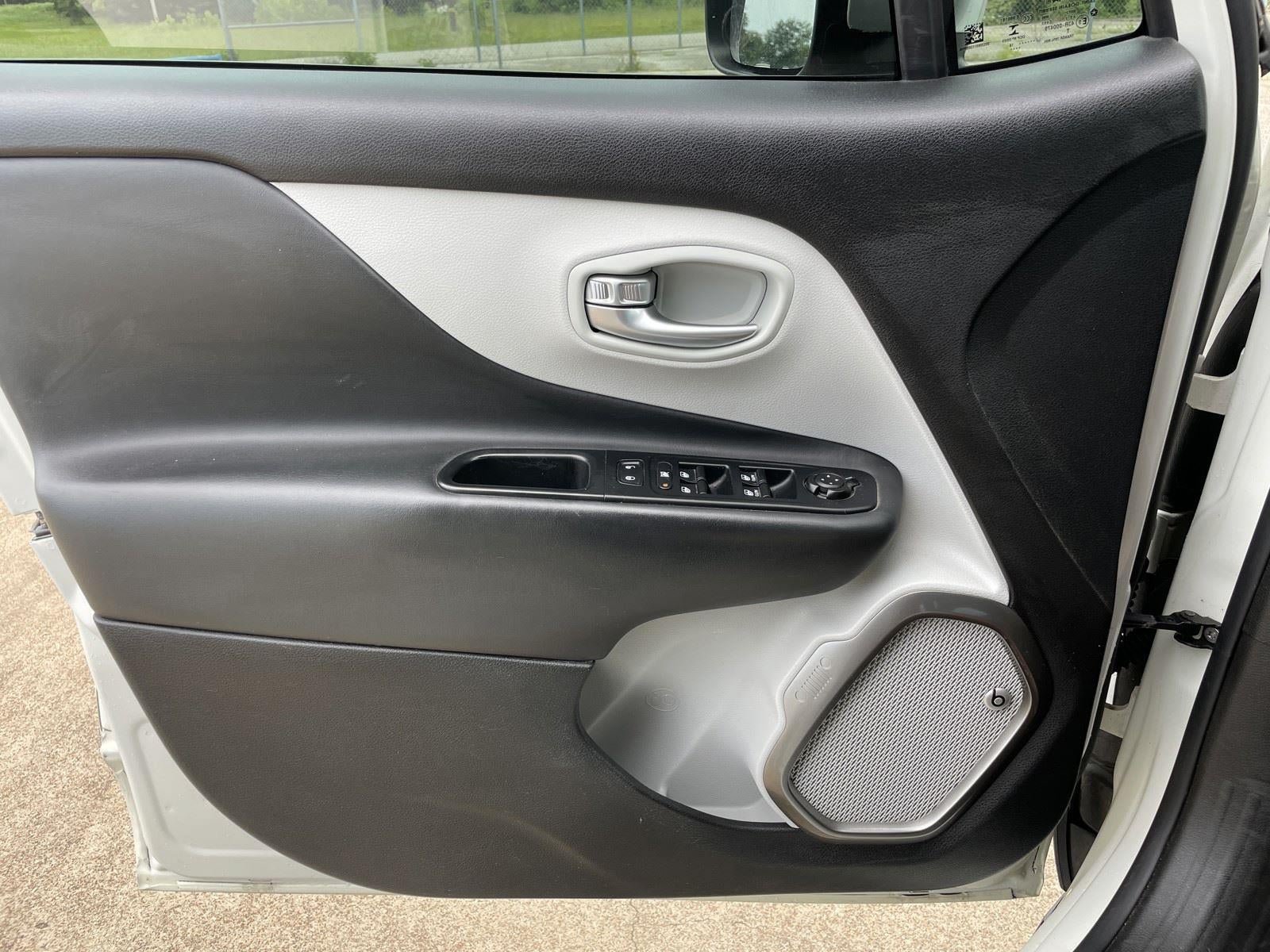 Used 2018 Jeep Renegade Limited w/ UConnect 8.4 Nav Group FWD image 35
