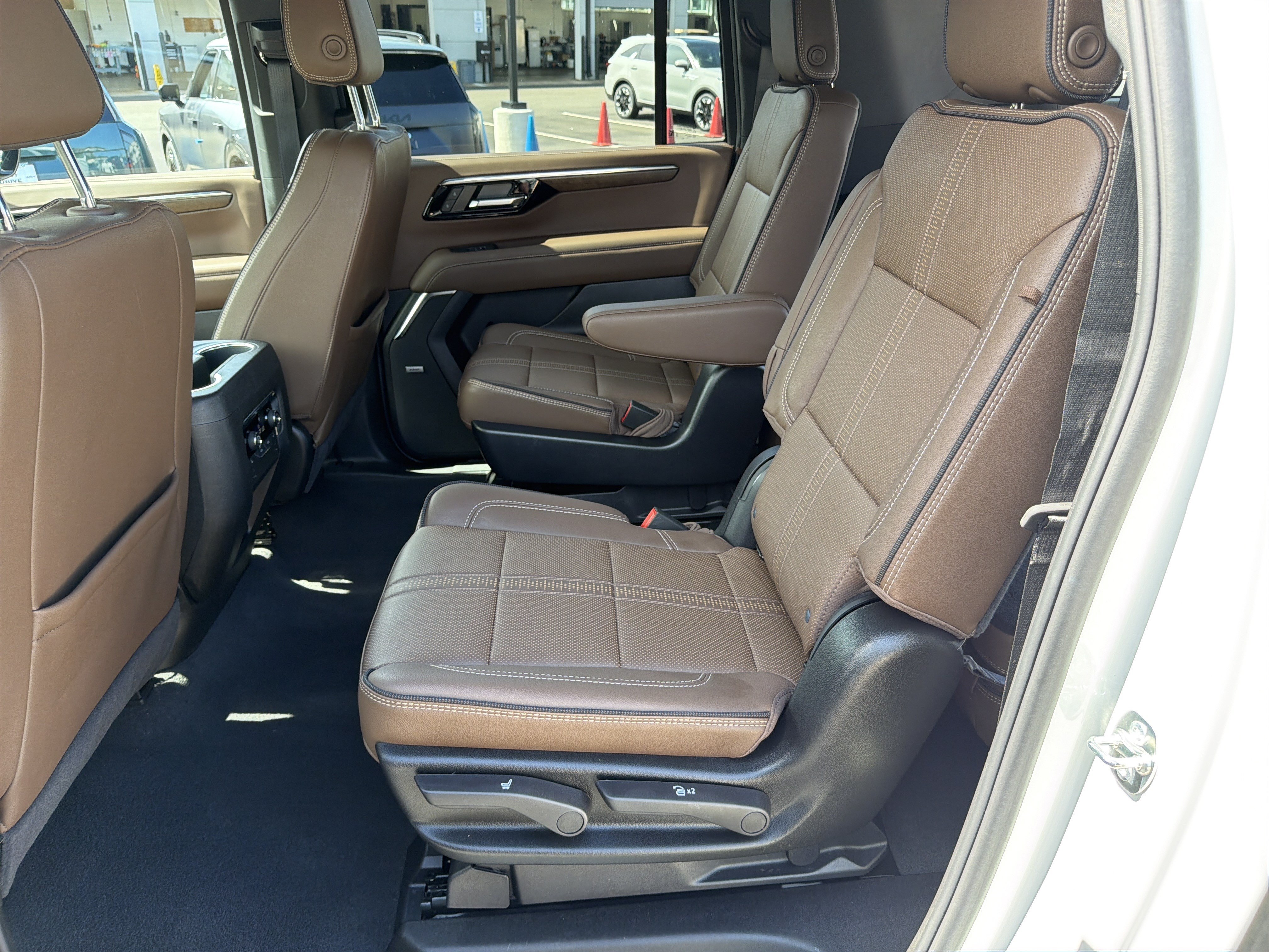 Used 2025 Chevrolet Suburban High Country AWD/4WD image 20