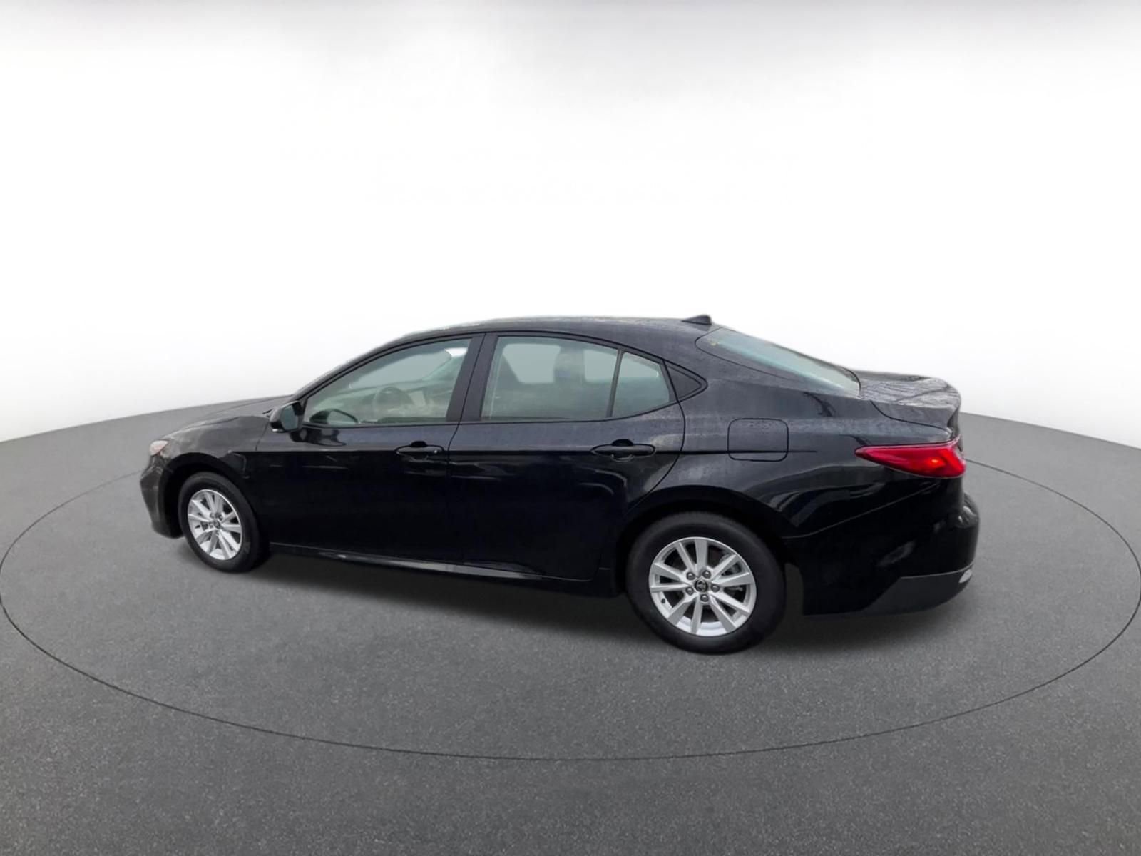 Used 2025 Toyota Camry LE image 10