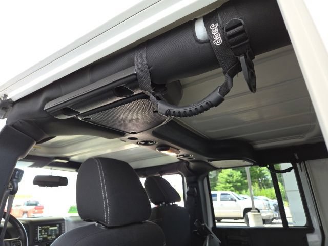 Used 2015 Jeep Wrangler Unlimited Sahara w/ Connectivity Group AWD/4WD image 41