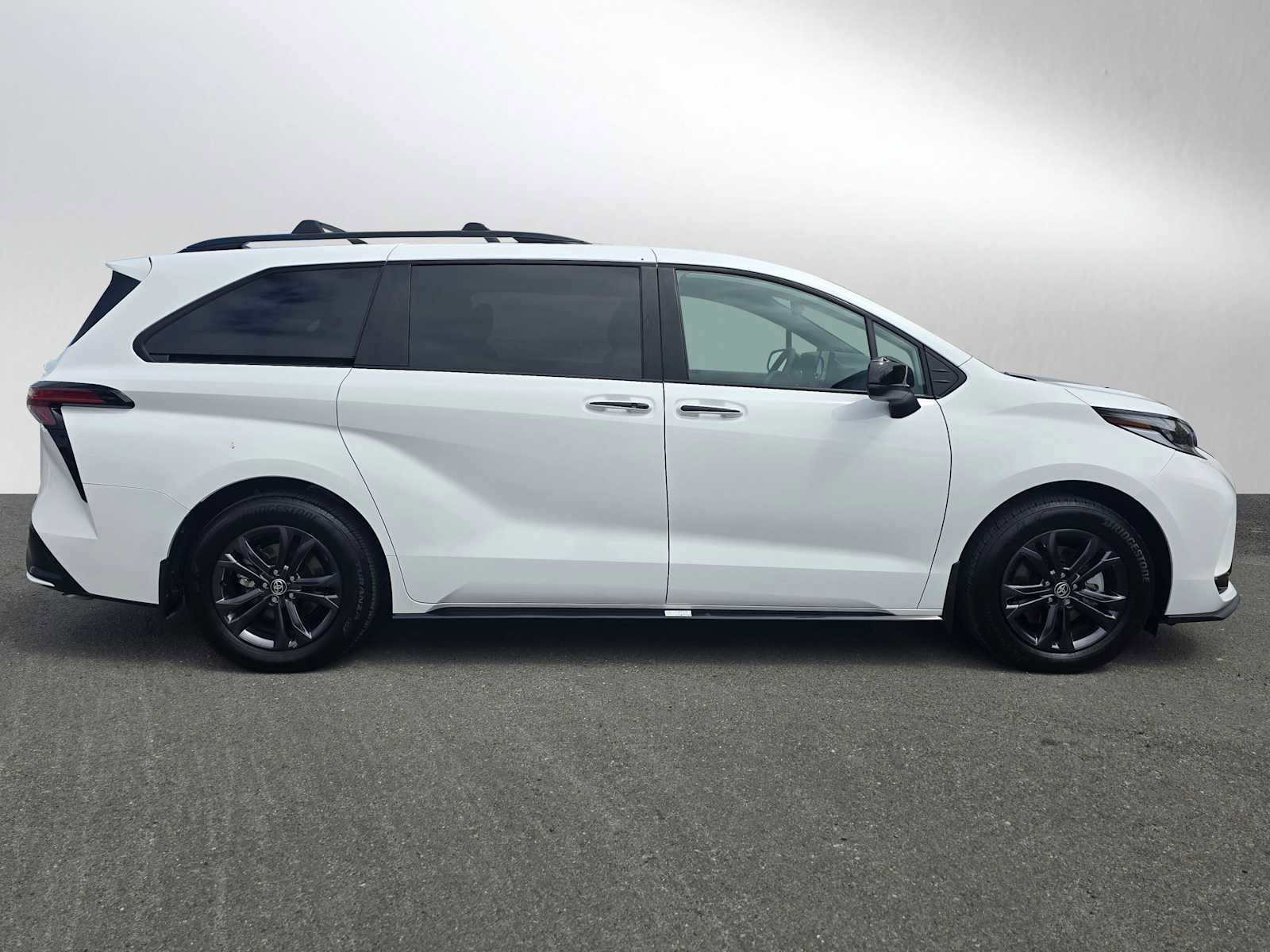 Used 2025 Toyota Sienna XSE w/ XSE Plus Package AWD/4WD image 2