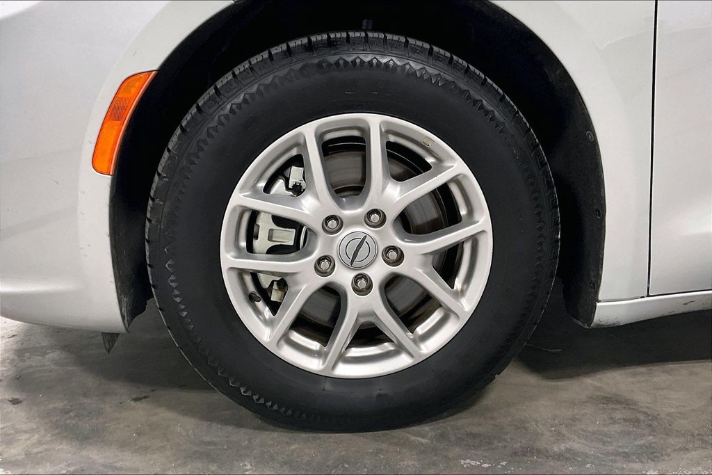 Used 2024 Chrysler Pacifica Touring-L FWD image 10