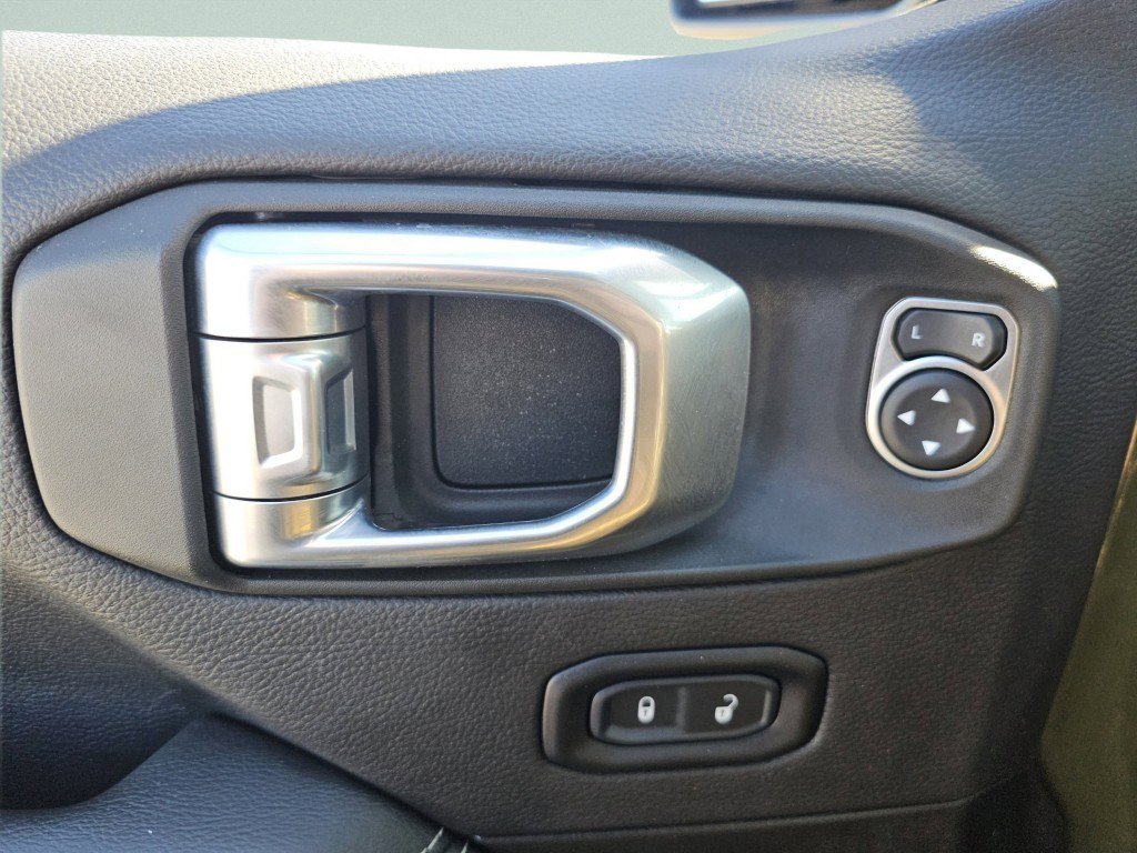 Used 2022 Jeep Wrangler Unlimited Sahara w/ Cold Weather Group image 30